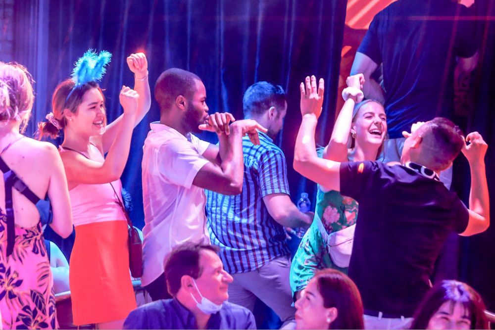 Trải nghiệm hát karaoke cùng người lạ tại phố Bùi Viện để tạo nên những khoảnh khắc khó quên